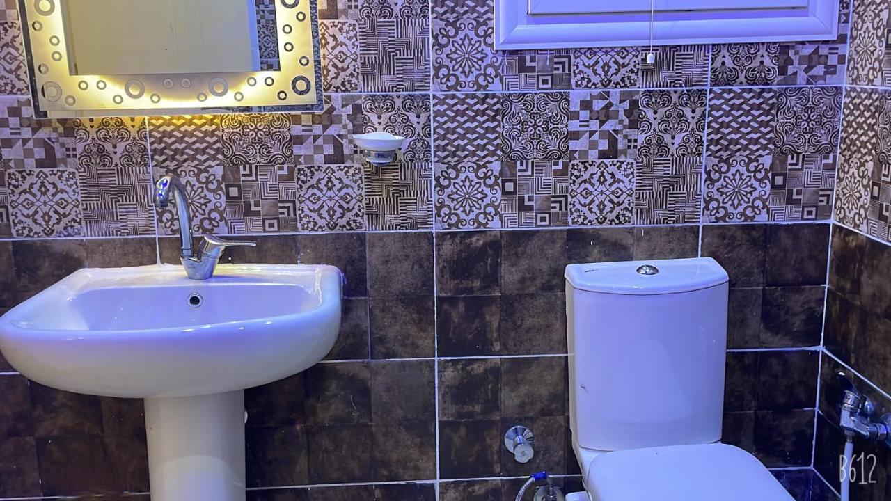 شقه رائعه في بالقرب من المتحف الجديد والاهرامات * Cairo